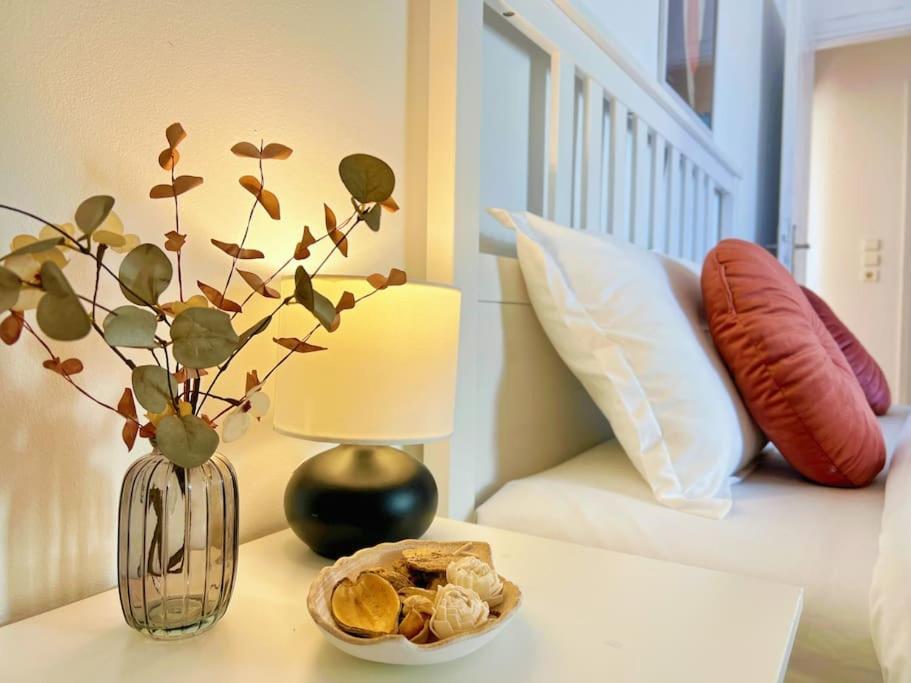 Cozy Fairytal Garden Apartment, Family Friendly, Free Parking, 15 Min To Airport Афины Экстерьер фото