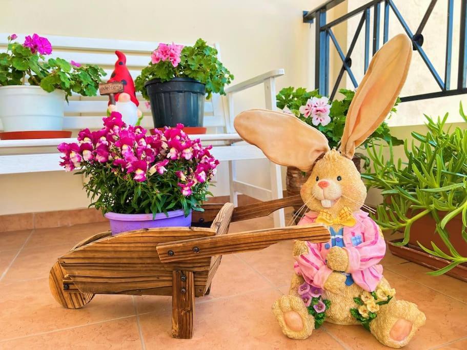Cozy Fairytal Garden Apartment, Family Friendly, Free Parking, 15 Min To Airport Афины Экстерьер фото